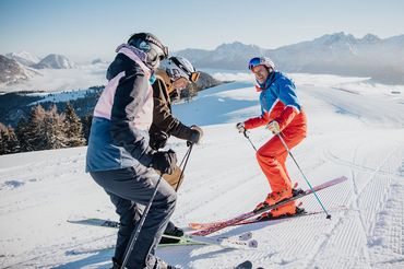 Skifahrer-Wiedereinsteiger mit Skilehrer, © Salzburger Saalachtal Tourismus, TVB Lofer